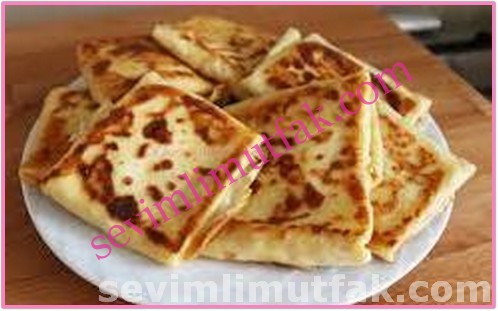 Tavada Kaşarlı Sucuklu Krep Börek Nasıl Yapılır? Tavada Kaşarlı Sucuklu Krep Börek Nasıl Yapılır?