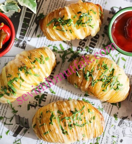 Kaşarlı Yaprak Patates Nasıl Yapılır? Kaşarlı Yaprak Patates Nasıl Yapılır?