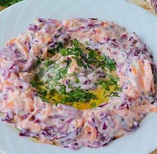 Yoğurtlu Mor Lahana Salatası Nasıl Yapılır?