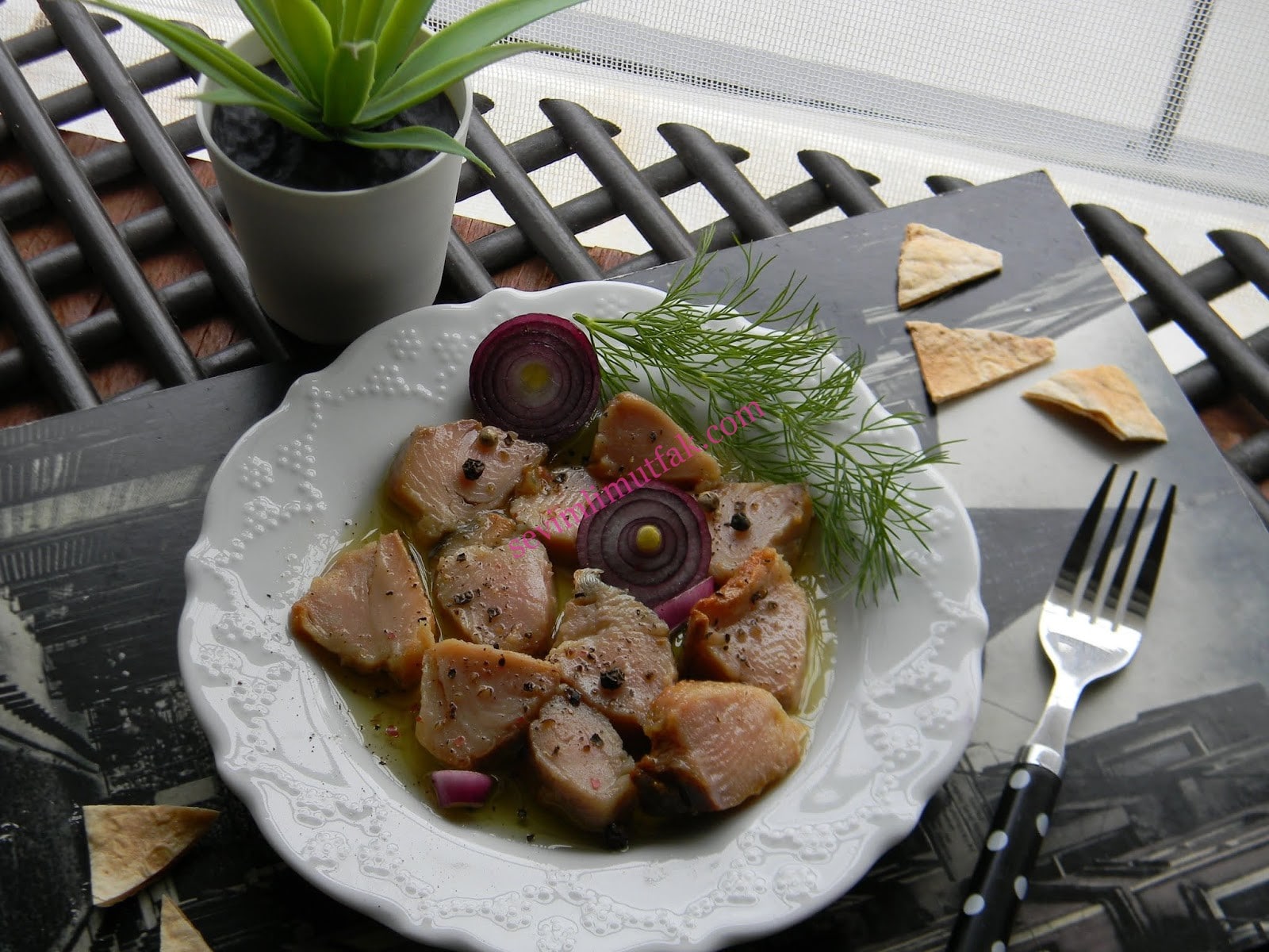 Pesto Soslu Lakerda Nasıl Yapılır? Pesto Soslu Lakerda Nasıl Yapılır?